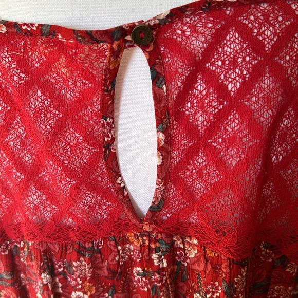 Mason&Belle Tempest Lace Detail 3/4 sleeve Red Floral Size Large Blouse - Picture 6 of 8